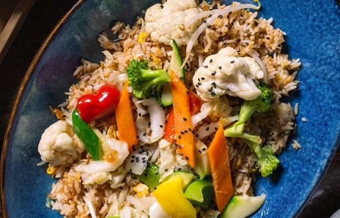 素炒饭Gebr. Reis mit verschiedenem Gemüse & Ei